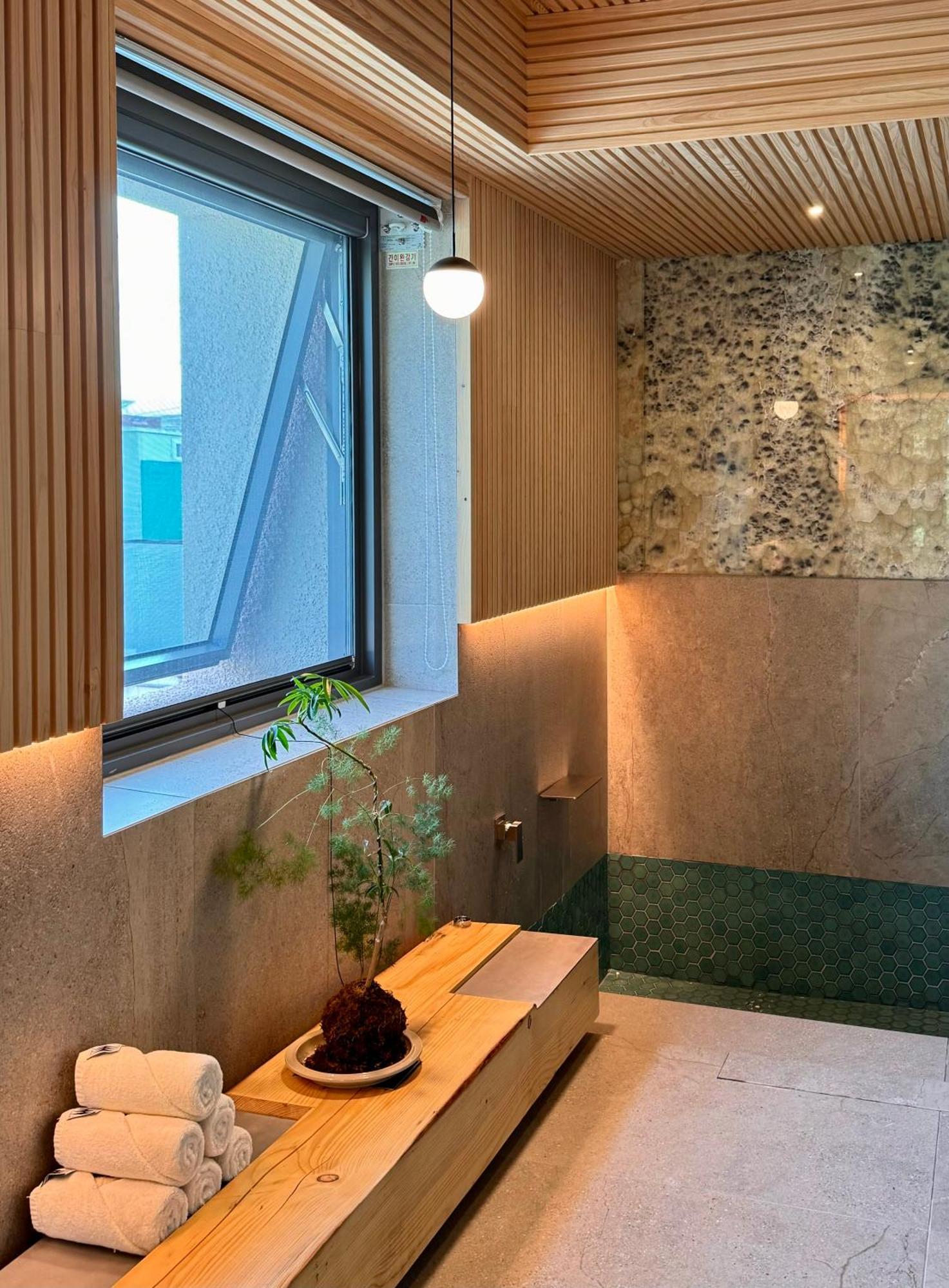 Pbr7 Hotel Unusual Stay Gyeongju Bagian luar foto